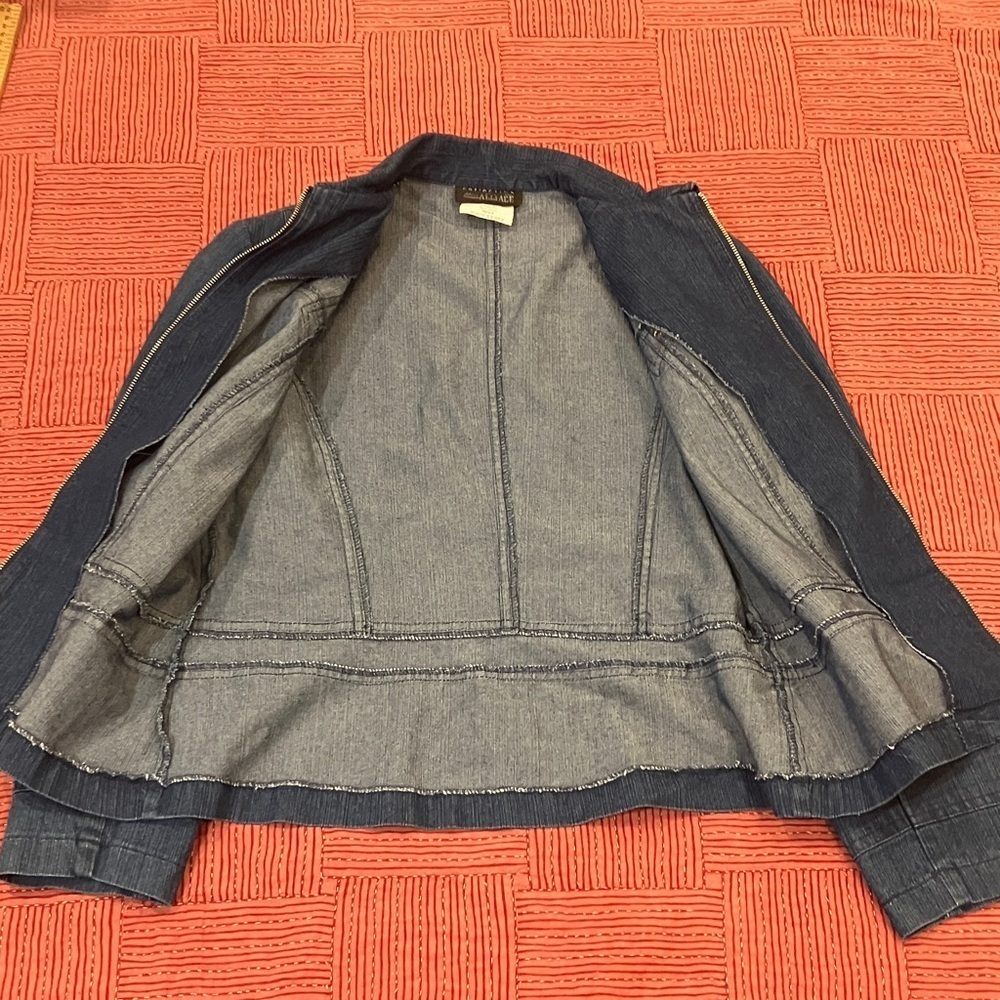 Denim Jacket for Women size 6 petite - contemporary fitted design - Picture 4 of 13